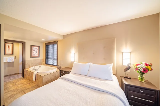 جناح بسريرين كوين بغرفتي نوم مع أريكة، Sunrise Ridge Waterfront Resort 4/10