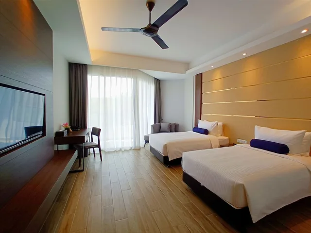 غرفة ديلوكس بسريرين منفصلين بإطلالة على المدينة، Pacific Regency Beach Resort Port Dickson 1/3