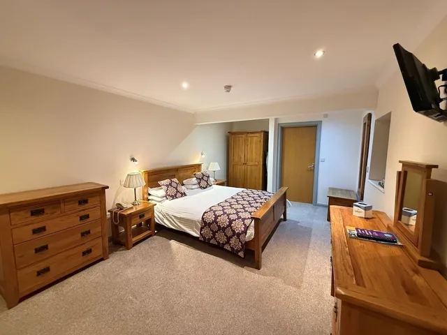 غرفة عائلية بسرير مزدوج مع أريكة في الطابق الأرضي، Belvilla Inverness Craigmonie Hotel 1/7