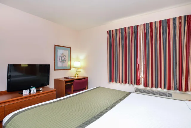 غرفة بسرير مزدوج، Travelodge Suites By Wyndham Newberg 2/2