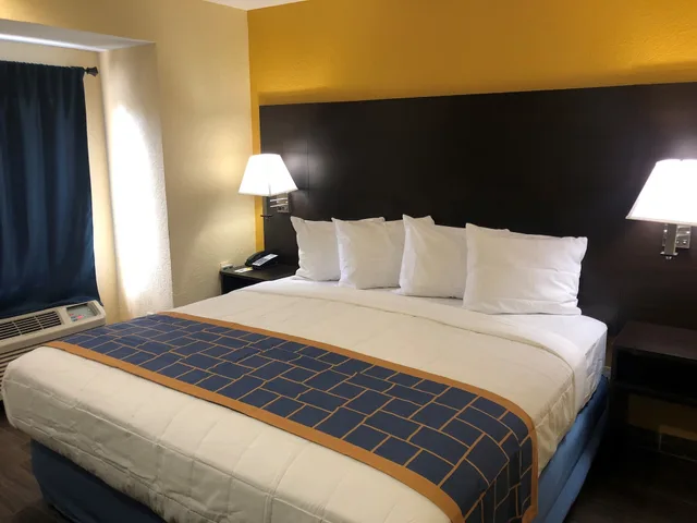 غرفة بسرير كينج، Days Inn And Suites By Wyndham Tampa Raymond James Stadium 10/10
