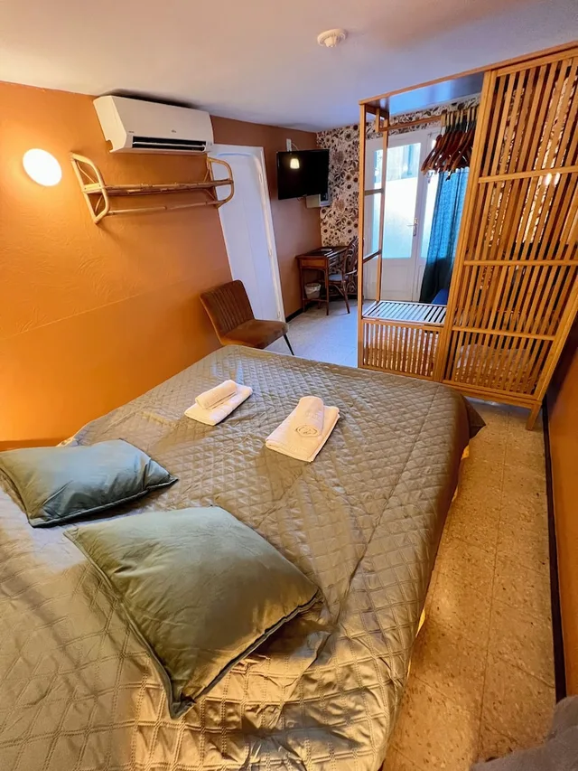 Room, Triple, 1 Queen and 1 Single Bed, Garden Floor، Le Ponteil 1/7