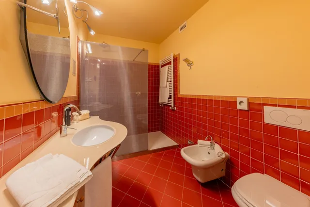 غرفة بسرير كينج بإطلالة على البحيرة بشرفة، Hotel La Darsena 3/4