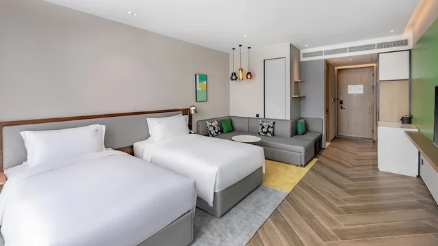 غرفة قياسية بسريرين منفصلين بإطلالة على المدينة في طابق مرتفع، Holiday Inn Xi an Chanba 1/5