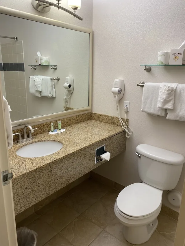 غرفة بسرير كينج، A Riverside Inn Travelodge by Wyndham 2/3