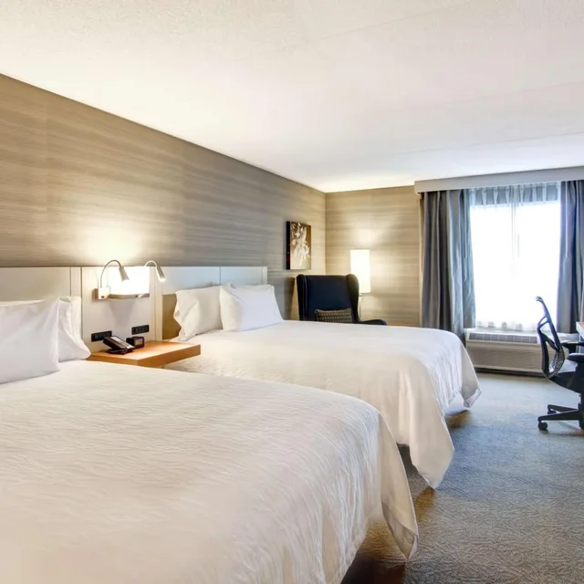 غرفة بسرير كينج وسريرين كوين، Hilton Garden Inn Toronto Mississauga 3/7