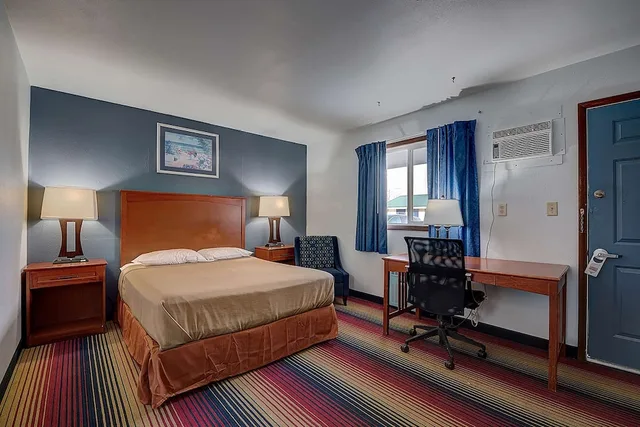 غرفة بسرير كينج لذوي الإعاقة، Travelodge by Wyndham Spirit Lake/Okoboji 1/3