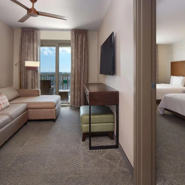 جناح بسريرين كوين بشرفة بغرفة نوم واحدة مع أريكة، Embassy Suites By Hilton Oahu Kapolei 2/4