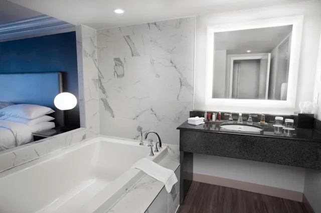 غرفة بريميير بسرير كينج بإطلالة، Niagara Falls Marriott on The Falls 3/5