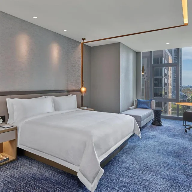 غرفة سوبيريور بسرير كينج بإطلالة على المدينة، The St. Regis Chicago 1/2