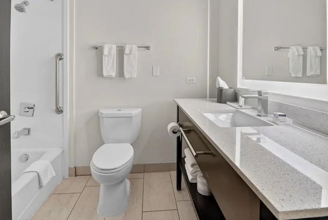 غرفة قياسية بسرير كينج، Holiday Inn Express Hotel And Suites Dallas Addison 7/10