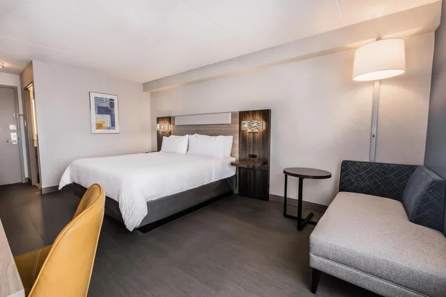 غرفة قياسية ركنية بسرير كينج وسرير كوين، Holiday Inn Express Toronto North York 10/10