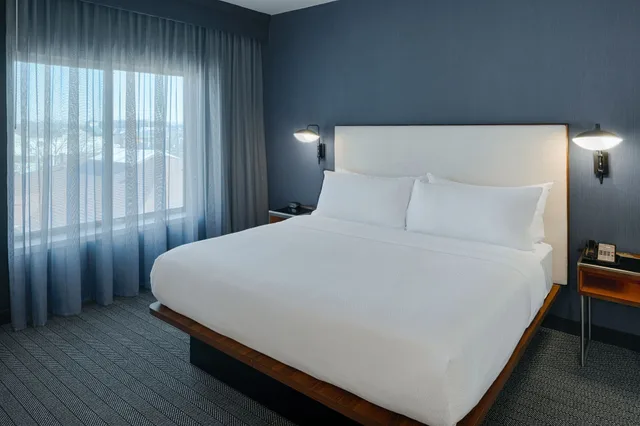 جناح بسرير كينج بغرفة نوم واحدة مع أريكة، Courtyard by Marriott Dayton South 3/10