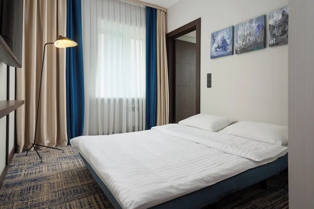جناح جونيور بسرير كينج بغرفة نوم واحدة مع أريكة، Courtyard by Marriott Tashkent 1/10
