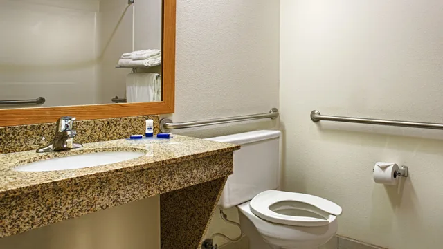جناح بسرير كينج مع أريكة بمنطقة جلوس بمطبخ، Best Western Spooner Riverplace 4/5