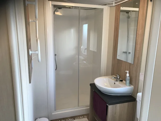 كوخ بسرير كوين وسرير بطابقين بغرفتي نوم، Laekjarkot Rooms And Cottages 2/2