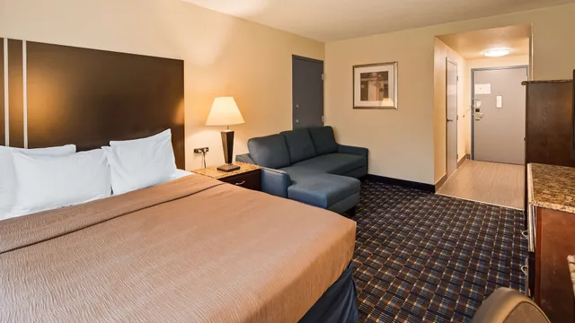 غرفة قياسية بسرير كوين مع أريكة لذوي الإعاقة، Best Western Plus Reading Inn & Suites 1/5