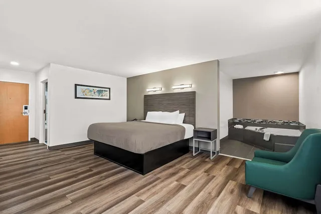 غرفة قياسية بسرير كينج بحوض جاكوزي، Quality Inn & Suites Biloxi - Ocean Springs 3/5
