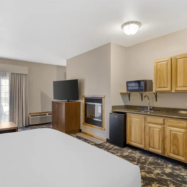 جناح بسرير كينج بجاكوزي، Best Western Plus Riverfront Hotel And Suites 5/8