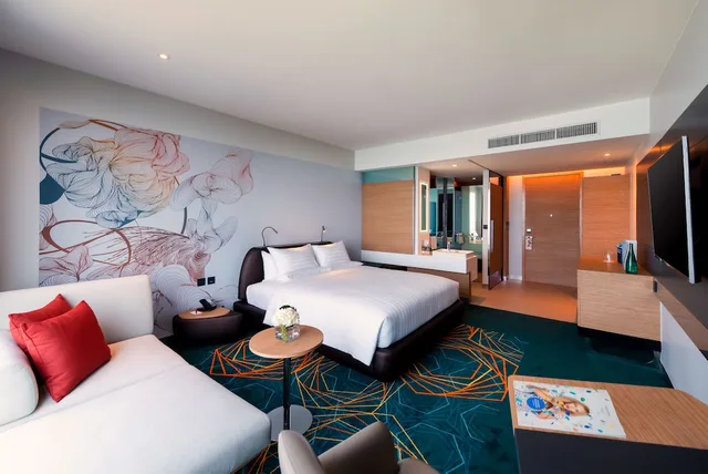 غرفة بريميير ديلوكس بسرير كينج بإطلالة على البحر مع دخول الصالة، Novotel Marina Sriracha 4/10