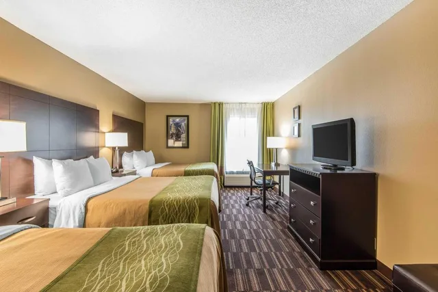 Upgrade, 3 Queen Beds، Comfort Inn & Suites Kansas City - Northeast 6/9