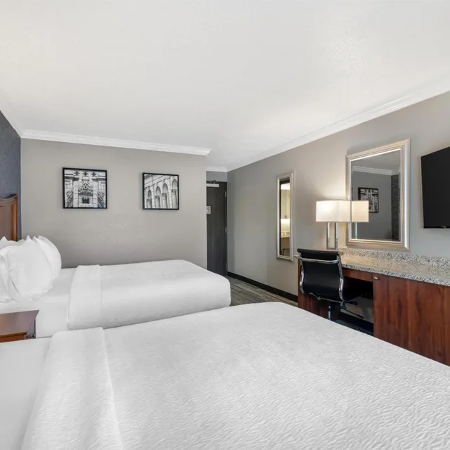 غرفة بسرير كوين يُسمح فيها بالحيوانات الأليفة بحوض استحمام لذوي الإعاقة، Best Western Plus Franklin Square Inn Troy/Albany 2/4