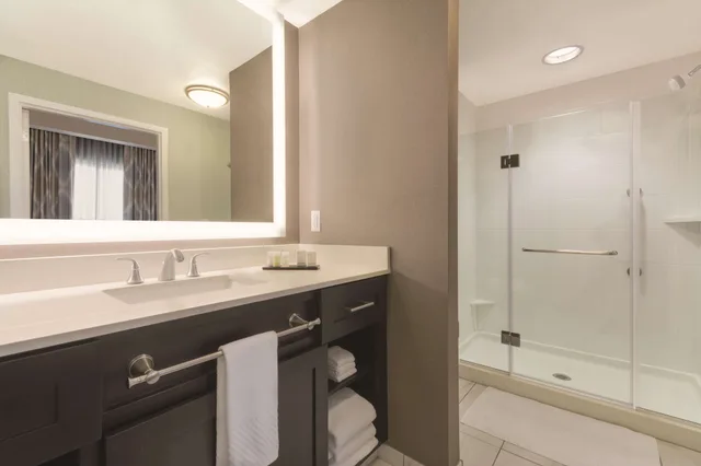 جناح بريميوم بسريرين كوين بمطبخ صغير، Embassy Suites by Hilton Tuscaloosa Alabama Downtown 4/5