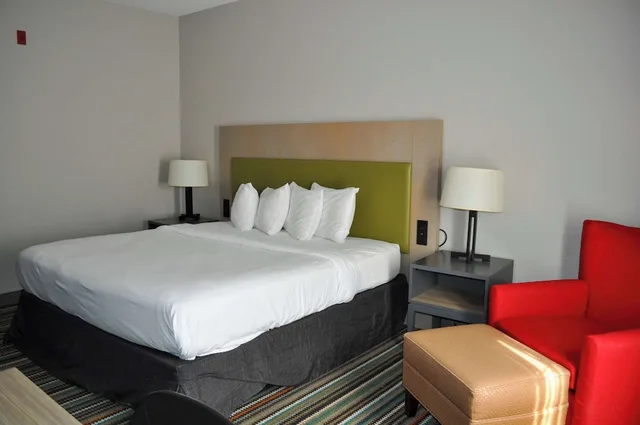 غرفة بسرير كينج، Country Inn & Suites by Radisson, Topeka West, KS 8/10