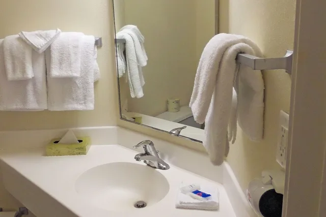 غرفة قياسية بسرير كينج، Motel6 London, ON - Ontario 8/10