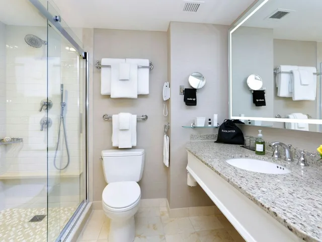 غرفة بسرير كينج، Seaport Hotel 4/4