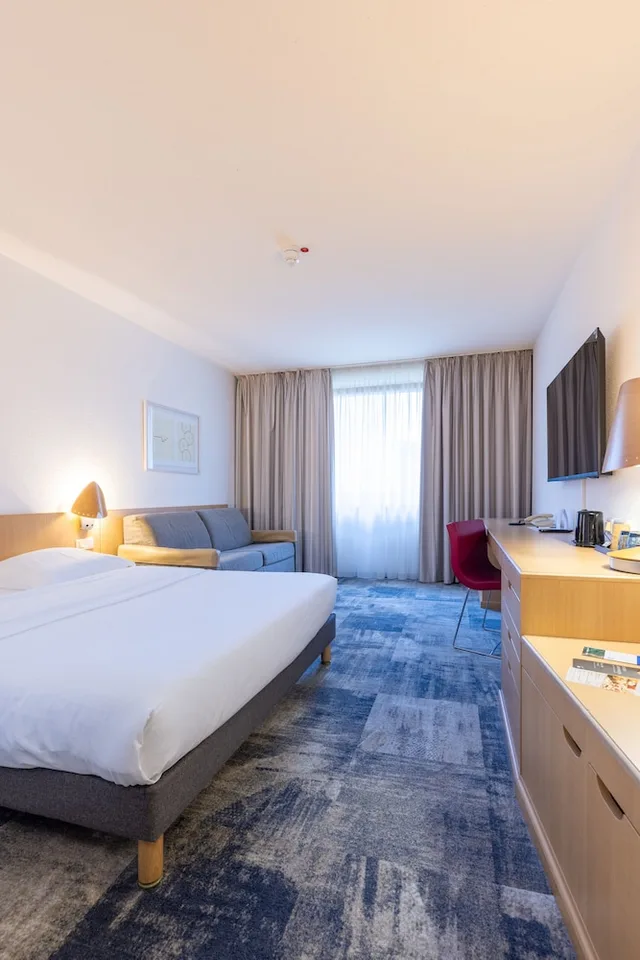 Standard, Queen Bed, Sofa, Novotel Dusseldorf City West 2/8