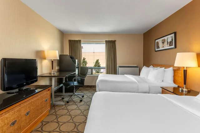 Deluxe, 2 Double Beds, Ground Floor, Comfort Inn Chicoutimi 3/9