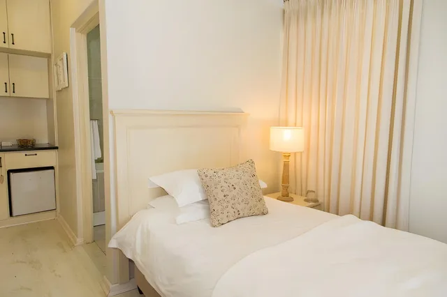 Palais, Guest Room, Petite, Single Bed, Small، Four Palms Accommodation 1/3