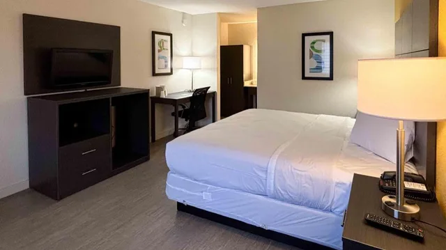 جناح بسرير كينج لغير المدخنين مع أريكة سرير، Motel6 Charlotte, NC-Northlake 7/10