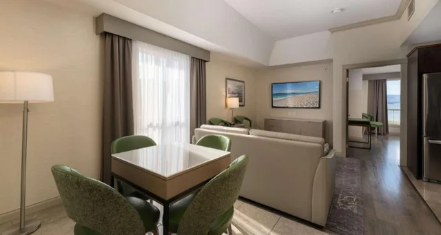 جناح بسرير كينج مع أريكة، Prestige Harbourfront Resort, WorldHotels Luxury 5/5
