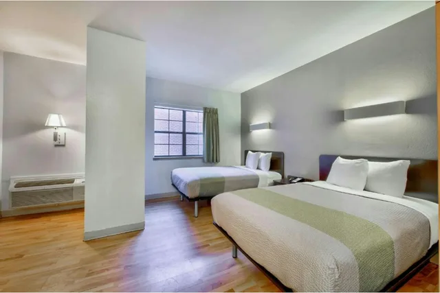 غرفة بسريرين مزدوجين بمطبخ للمدخنين، OYO Townhouse Beaumont Medical Center Area I-10 2/4