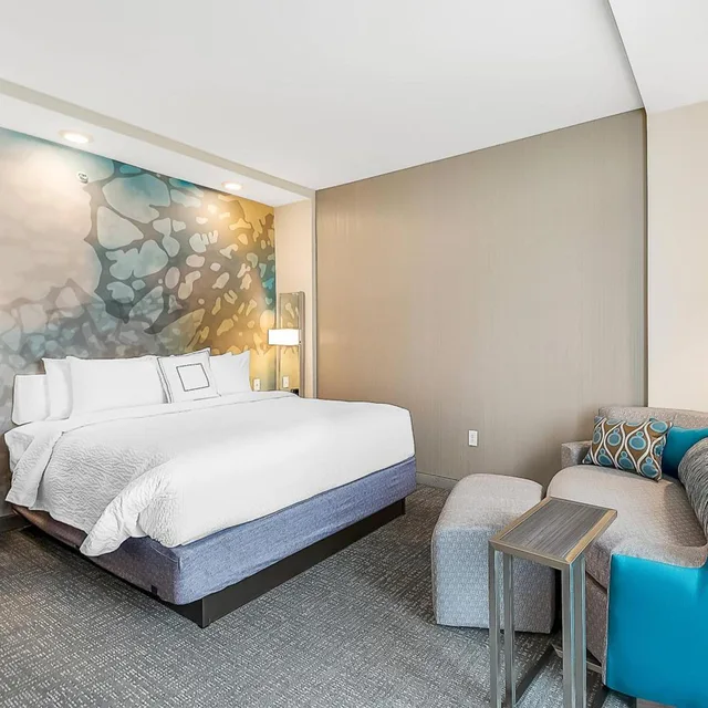 غرفة بسرير كينج بحوض استحمام لذوي الإعاقة، Courtyard By Marriott Longview North 2/5