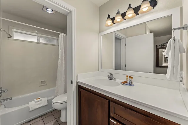 غرفة قياسية بسريرين كوين يُسمح فيها بالحيوانات الأليفة في الطابق الأرضي، Redwood Hyperion Suites 6/6
