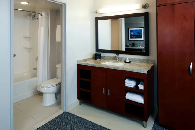 غرفة بسرير كينج، Courtyard By Marriott Los Angeles Lax Century Boulevard 7/8