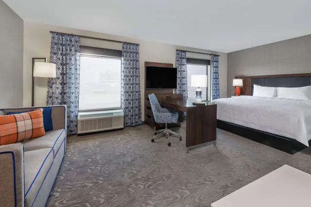 Suite, King Bed, Ballpark View, Sofa، Hampton Inn and Suites Fort Wayne Downtown 2/4
