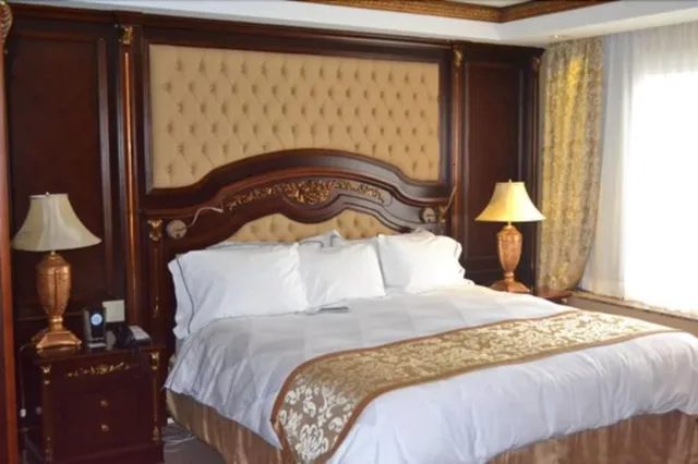 جناح بسرير كينج بحوض جاكوزي، Radisson Hotel Toronto Airport West 3/5