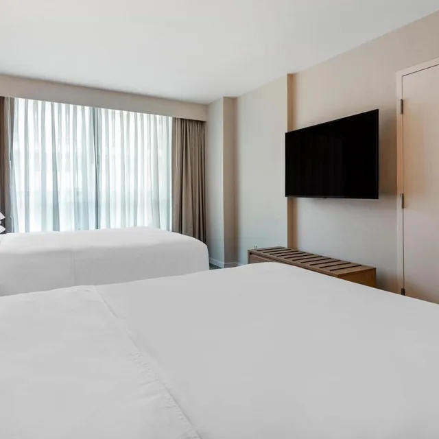 جناح بسريرين مزدوجين بغرفة نوم واحدة مع أريكة، Sheraton Suites Old Town Alexandria 4/9