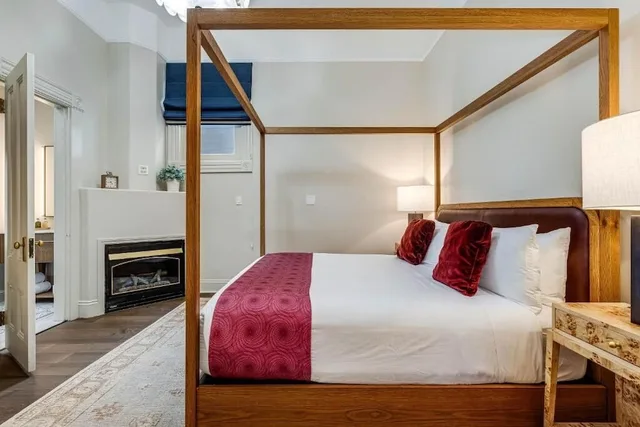 جناح بريميوم بسرير كينج بإطلالة على المسبح مع أريكة، The White House Inn 1/1