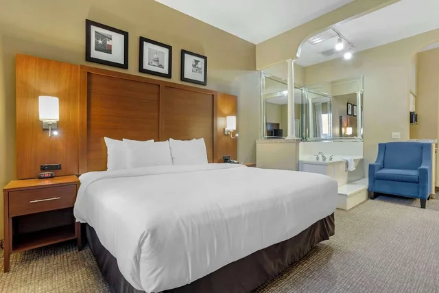 جناح بسرير كينج مع أريكة لذوي الإعاقة، Comfort Suites Houston NW - Vintage Park 2/7