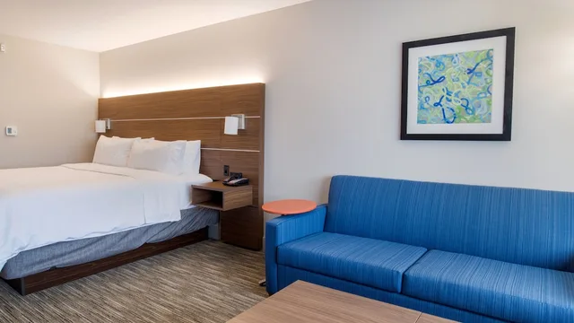 جناح بسرير كينج مع أريكة، Holiday Inn Express Suites Racine 5/10