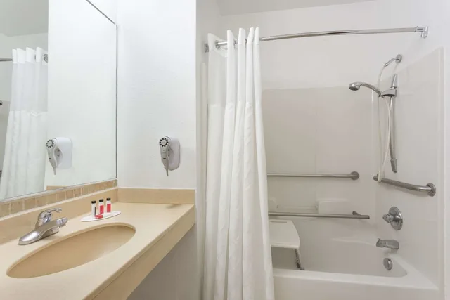 غرفة قياسية بسرير كينج، Quality Inn Zephyrhills-Dade City 3/4
