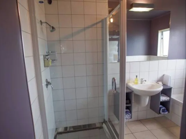 Petite, Suite, Queen Bed، Asure Colonial Lodge Motel 5/8
