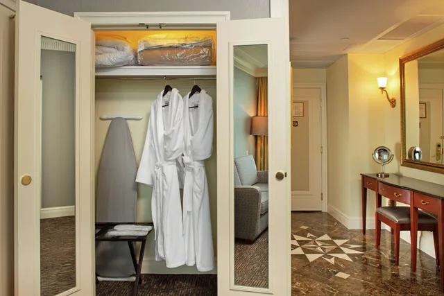 جناح تنفيذي بسرير كينج بإطلالة على البحيرة بغرفة نوم واحدة، Hilton Lac Leamy 2/2