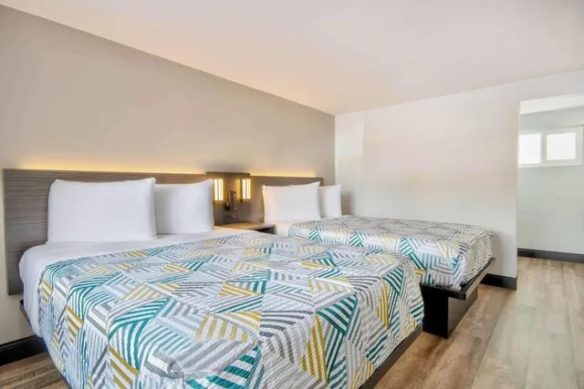 غرفة بسريرين مزدوجين بمطبخ، Studio6 Eureka, CA - Old Town 3/10