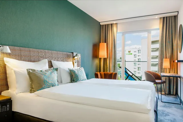 غرفة قياسية بسرير كينج بشرفة، Motel One Wienprater 1/4